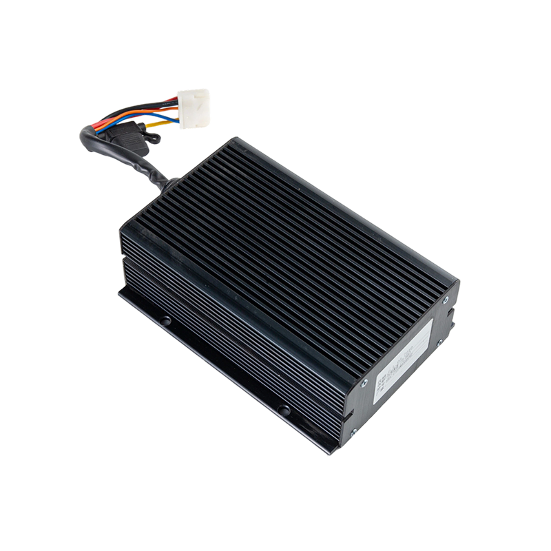 Tehokas vakaa lähtö IP65 pölytiivis öljynkestävä DC48V laaja sisääntulo trukkiajoneuvo DC-DC jännitteen alennusmoduuli